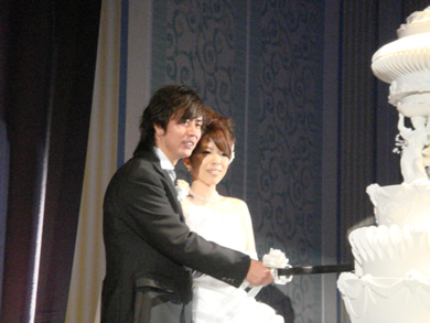 HP田口さん結婚式ケーキ入刀.jpg